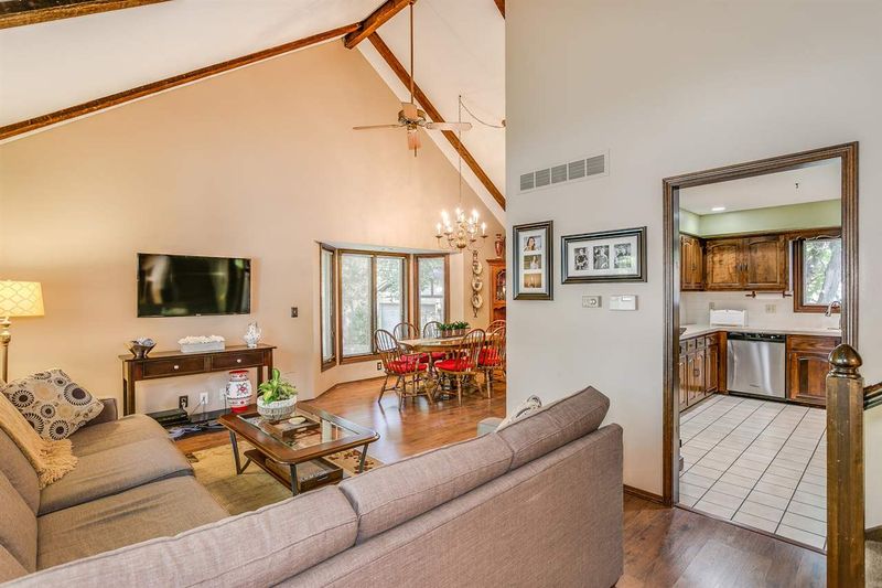 526 Dover Dr, Valley Center, KS 67147