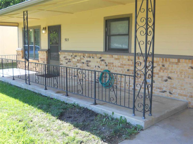 905 E 43rd St S, Wichita, KS 67216