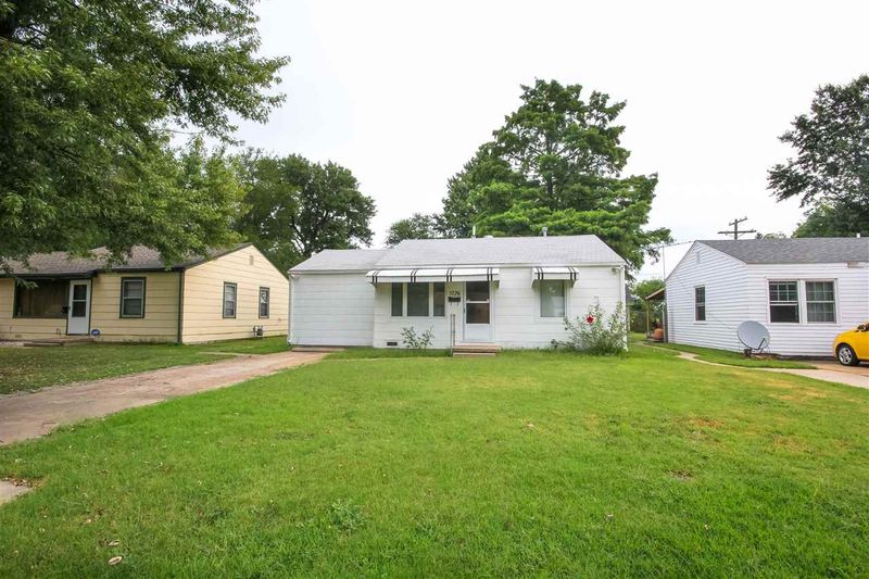 5726 E Castle Dr, Wichita, KS 67218