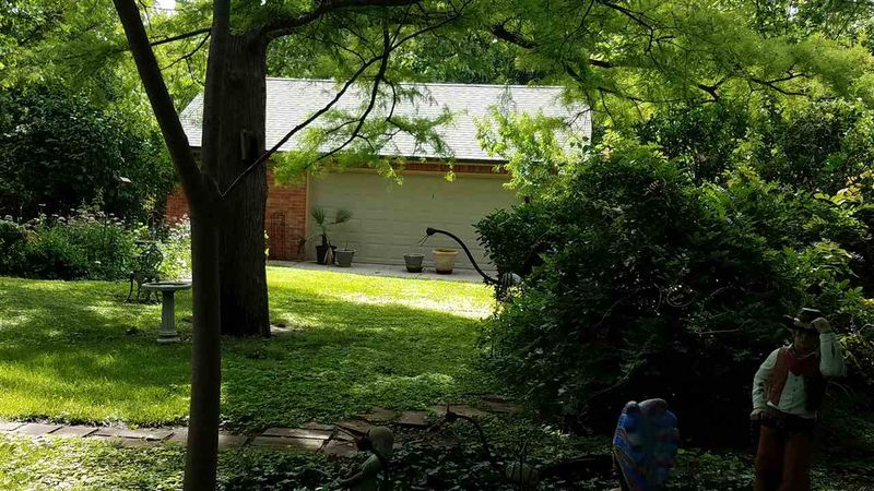 8207 E Morningside Dr, Wichita, KS 67207