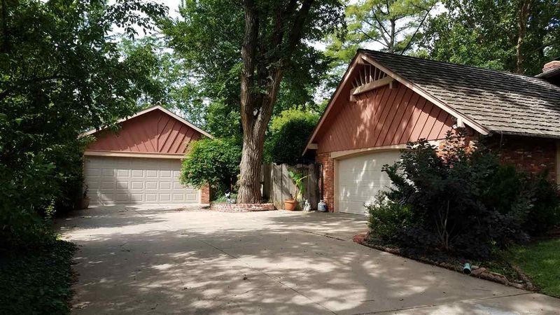 8207 E Morningside Dr, Wichita, KS 67207