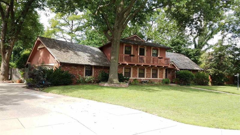 8207 E Morningside Dr, Wichita, KS 67207