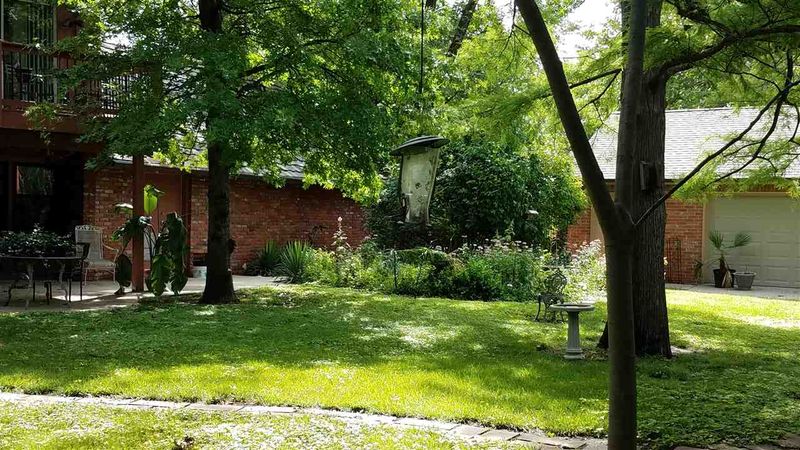 8207 E Morningside Dr, Wichita, KS 67207