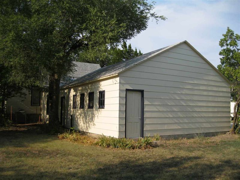 581 100th St, Newton, KS 67114