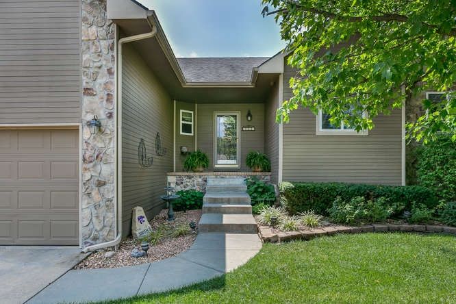 1107 E Southcrest Cir, Derby, KS 67037