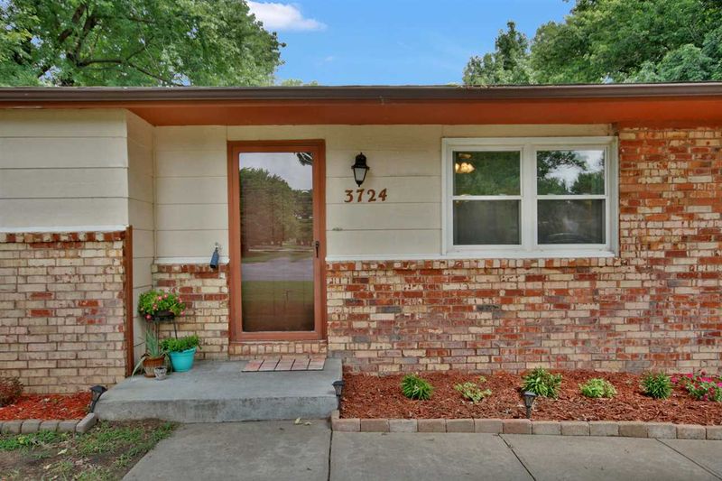 3724 E Haven Dr, Derby, KS 67037