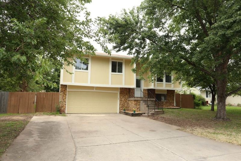 910 E 53rd S, Wichita, KS 67216