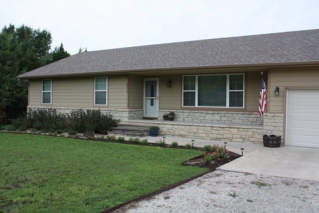 3419 Meadowlark Ln, Winfield, KS 67156