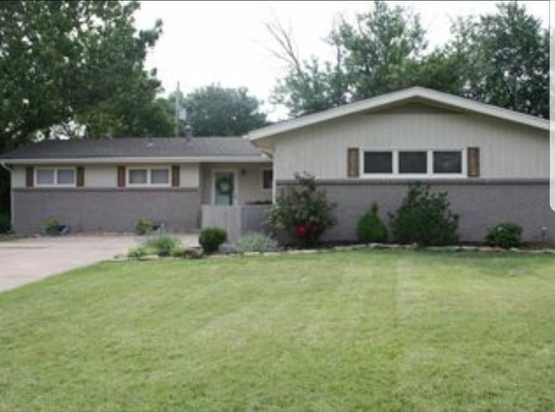 6001 E Memphis St, Bel Aire, KS 67220
