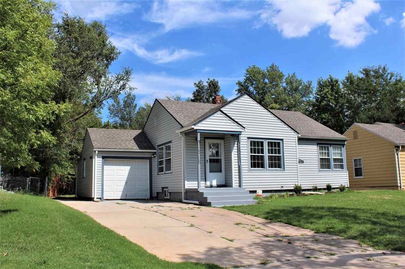 1044 N Pinecrest St, Wichita, KS 67208