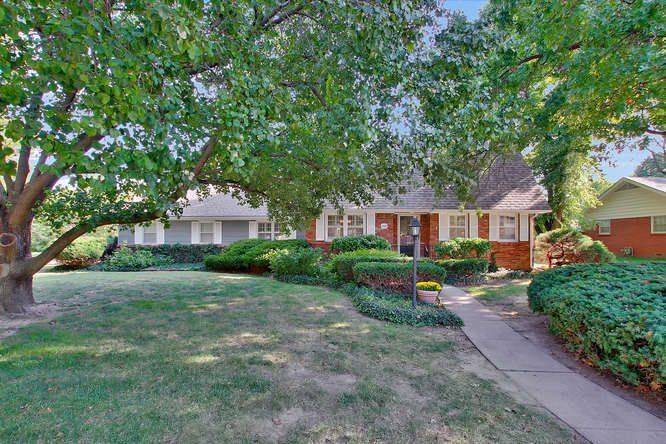 8327 E Willowbrook Rd, Wichita, KS 67207