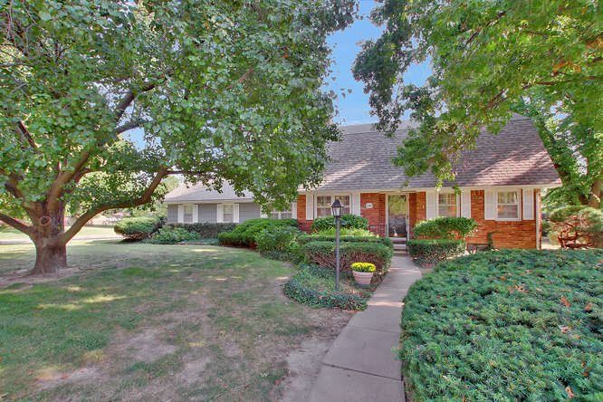 8327 E Willowbrook Rd, Wichita, KS 67207