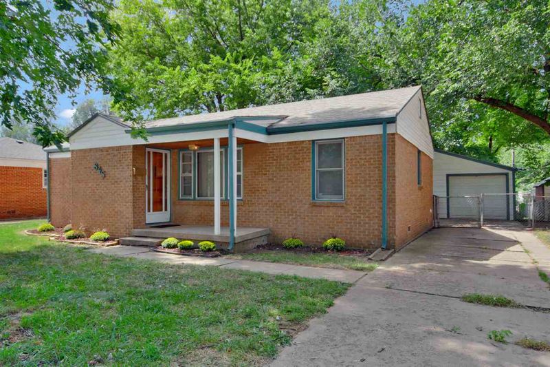 845 N El Paso Dr, Derby, KS 67037