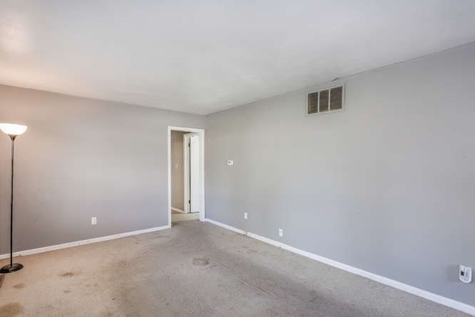 201 E English St, Derby, KS 67037