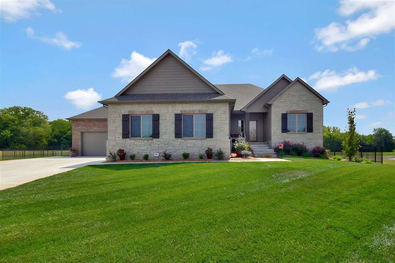460 Backwoods, Valley Center, KS 67147