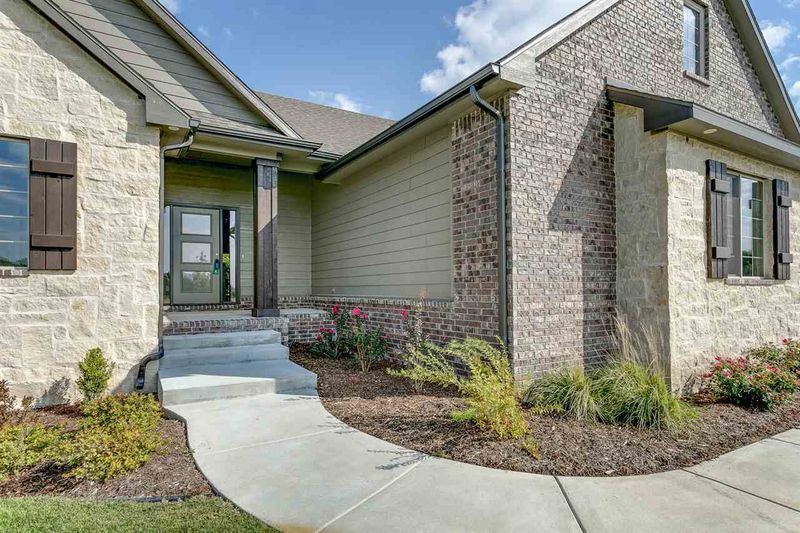 537 N Backwoods Dr, Valley Center, KS 67147