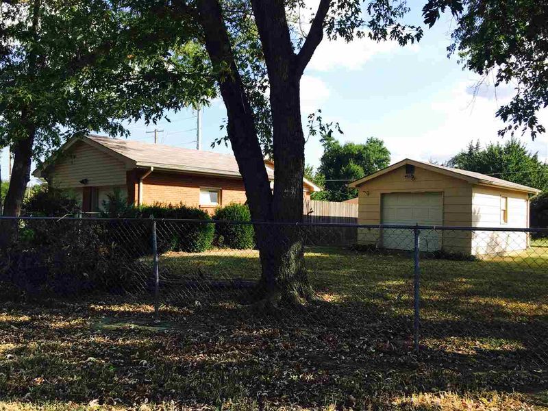 1 Rolling Hls, Wichita, KS 67212