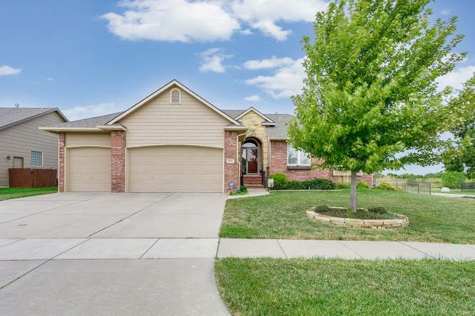 8614 E Scragg Cir, Wichita, KS 67226