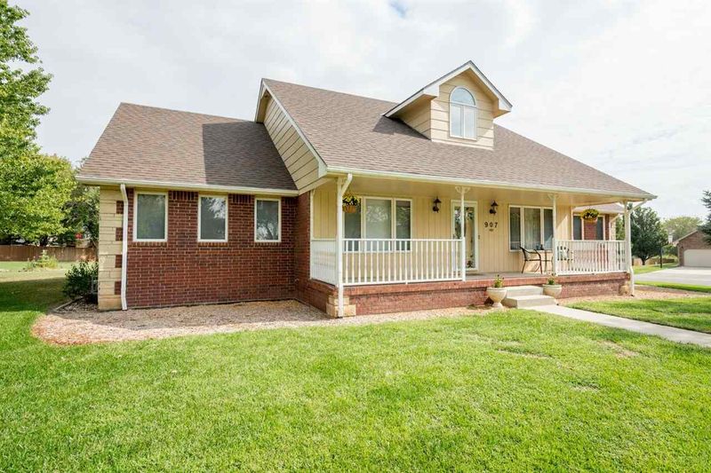 907 Ridge Point Dr, Mulvane, KS 67110