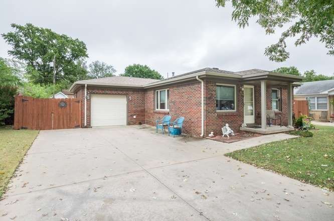 1214 N Lakeview Dr, Derby, KS 67037