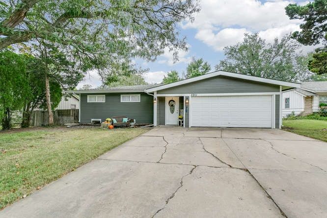 5911 E Clarendon, Bel Aire, KS 67220