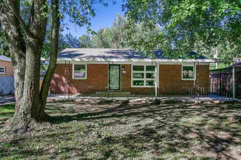 1139 N Lakeview Dr, Derby, KS 67037