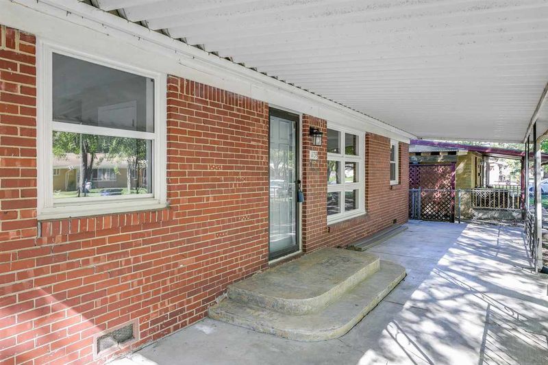1139 N Lakeview Dr, Derby, KS 67037