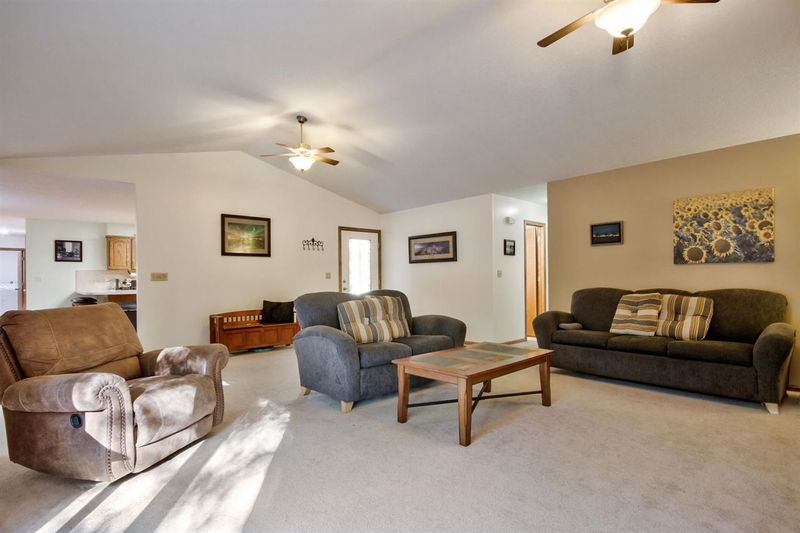 3207 Red Fox Ln, Newton, KS 67114
