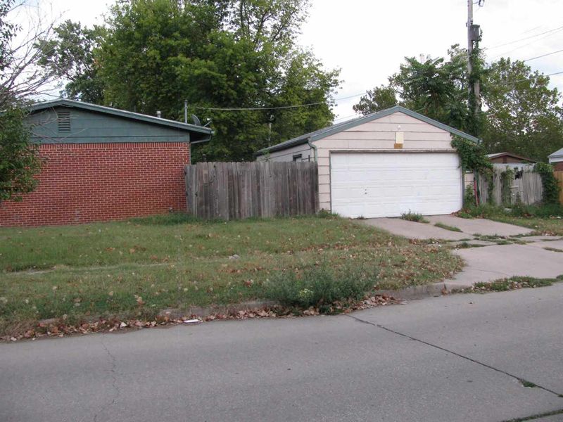 1301 E Alturas St, Wichita, KS 67216