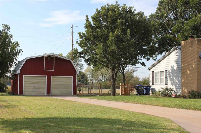 1709 E 8th St, Newton, KS 67114