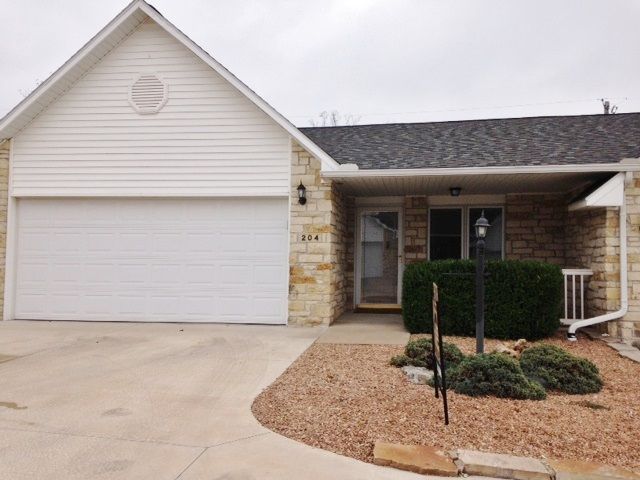 321 E 12th St #204, Newton, KS 67114