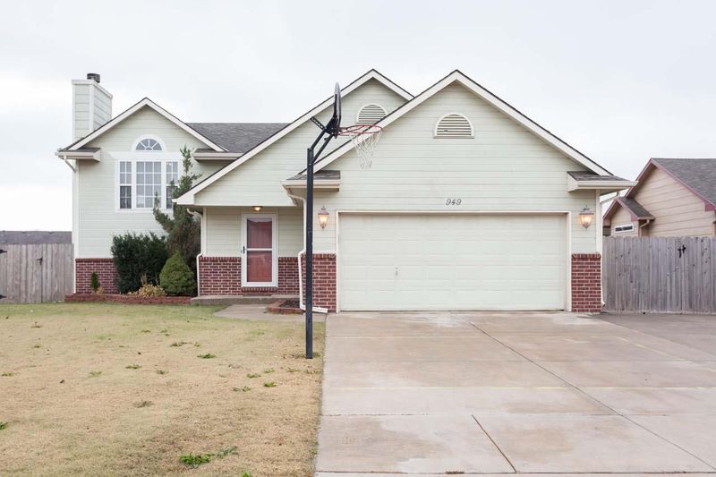 949 E Forest Ct, Haysville, KS 67060