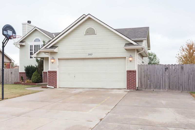 949 E Forest Ct, Haysville, KS 67060