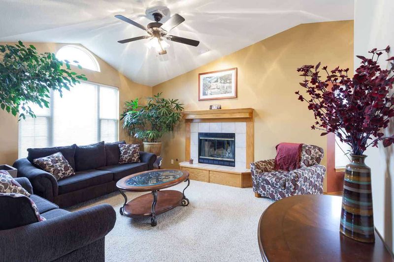 949 E Forest Ct, Haysville, KS 67060