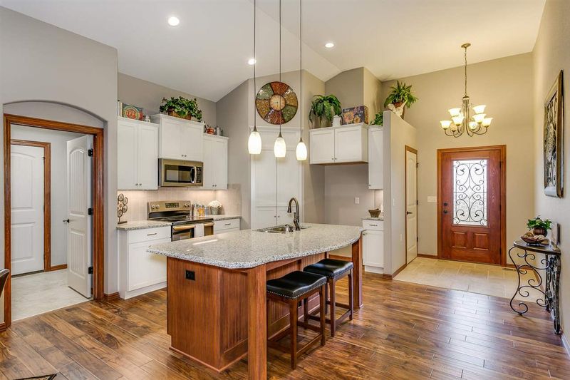 915 N Trail Drive Cir, Mulvane, KS 67110