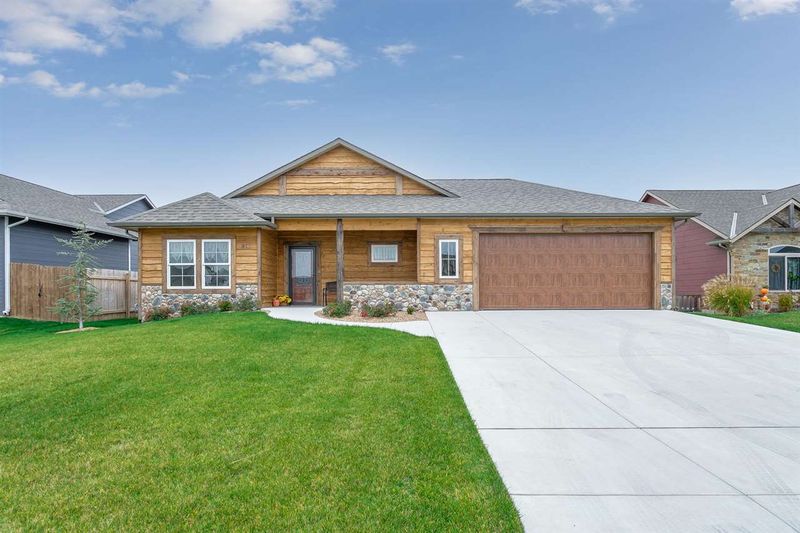 915 N Trail Drive Cir, Mulvane, KS 67110