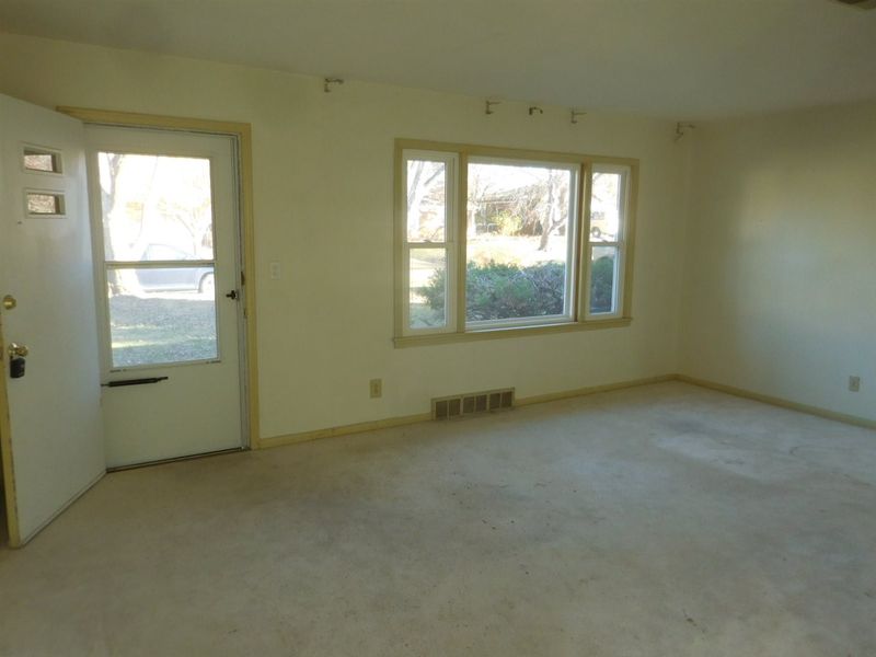 8327 E Gilbert St, Wichita, KS 67207