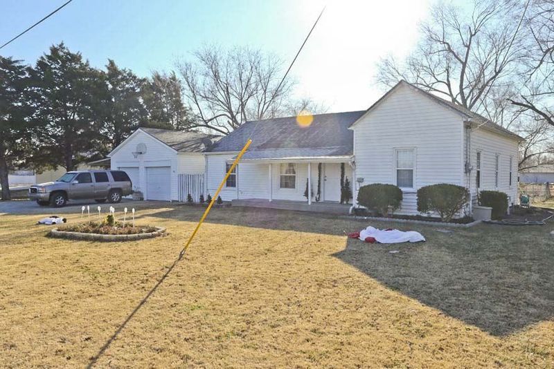 215 W 13th St, Andover, KS 67002