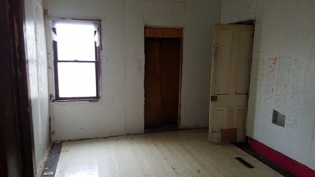 1222 N Walnut St, Newton, KS 67114
