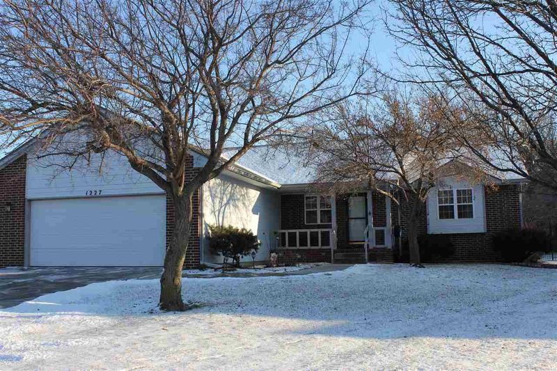 1227 Trinity Dr, Newton, KS 67114