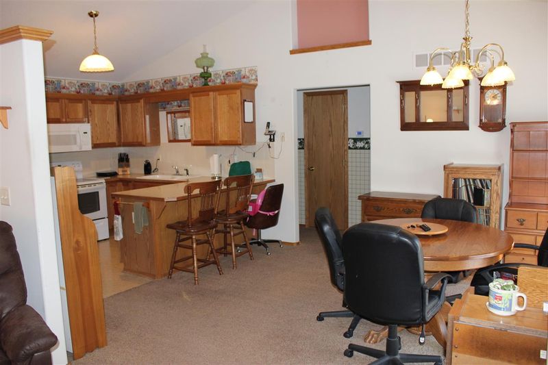 1227 Trinity Dr, Newton, KS 67114