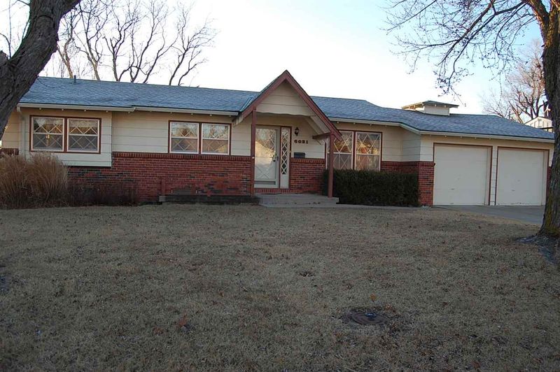 6021 Clarendon St, Bel Aire, KS 67220