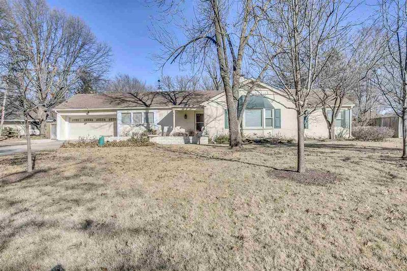 18 E Peach Tree Ln, Eastborough, KS 67207