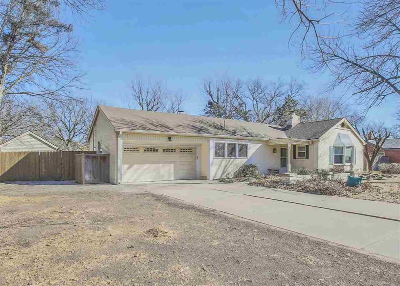18 E Peach Tree Ln, Eastborough, KS 67207