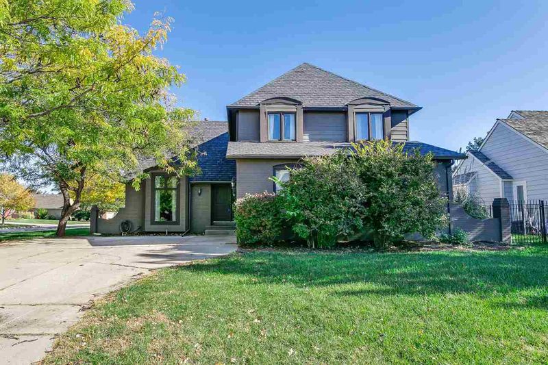 8253 E Greenbriar Ct, Wichita, KS 67226