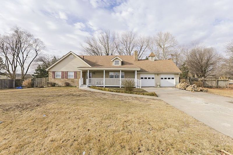 201 S Sunset Dr, Andover, KS 67002