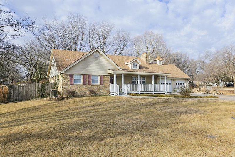 201 S Sunset Dr, Andover, KS 67002