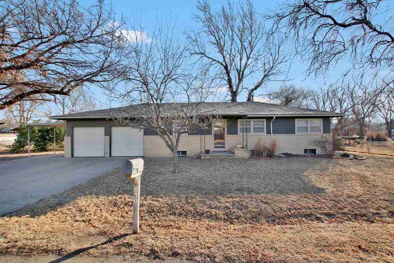 830 Trotter St, Maize, KS 67101
