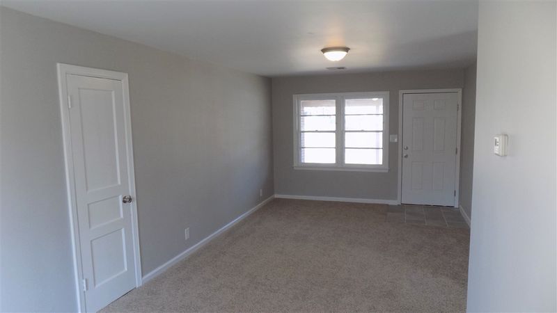 627 S Crestway St, Wichita, KS 67218
