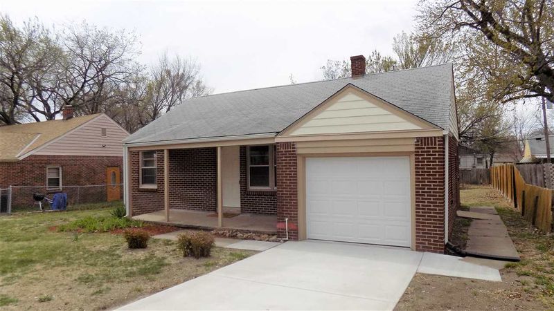 627 S Crestway St, Wichita, KS 67218